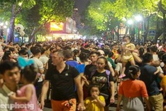Hoan Kiem pedestrian streets crowded on National Day holiday