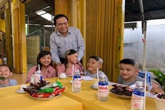 Tet presents come to orphaned children