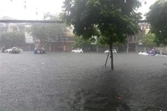 Hai Phong streets deeply flooded after heavy rains