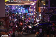 HCM City night street attracts more visitors during holiday season