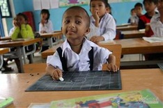Vietnam's smallest student enjoys great changes at school