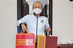 PM gives Tet present Vietnam football head coach