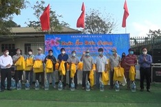 200 drivers invited to enjoy Tet at Lao Cai border gate