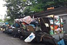 Hanoi rubbish dispute up as families await relocation