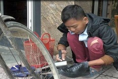Young man polishes shoes for 10 years to have money for treatment