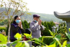 Traditional grave cleaning as Tet nears