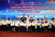Scholarships granted to disadvantaged students in Binh Dinh