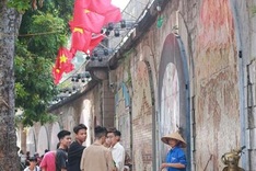Hanoi allows street vendors in central district