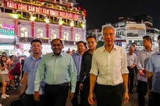 Singaporean Prime Minister visits iconic Hanoi lake