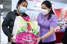 Dantri/Dtinews charity programme sends 800 gifts to Hanoi residents