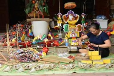 Hanoi woman preserves mid-Autumn lantern craft