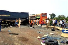 One dies, 17 injured in Gia Lai coach accident