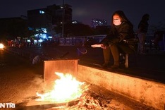 Hanoians fight off freezing temperature