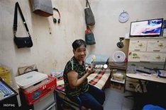 Scorching heat magnifies housing crunch for Hong Kong's elderly