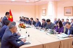 Top legislator meets with Vietnamese businesses in Russia