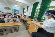 HCM City’s 9th, 12th graders come back to school