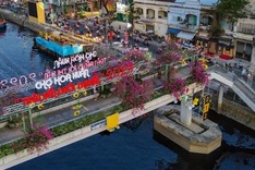 Floating flower market opens in HCM City