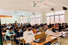 Hanoi university students asked to take online classes