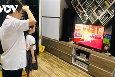 Vietnamese students begin new school year in person, online