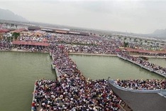 Tam Chuc Pagoda overcrowded with tourists