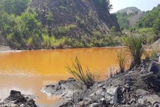 Polluted stream threatens Ha Long Bay