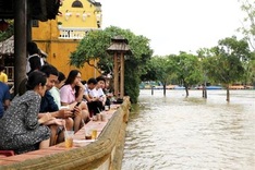 Hoi An flooded streets become new tourism product