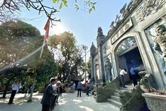 Tourists flock to Hùng Kings' Temple for festival