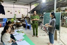 Police officer runs free English class for poor children in Lai Chau