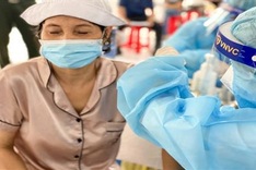 300 workers sent to Binh Duong to support Covid-19 vaccination