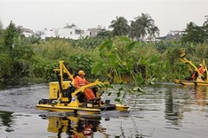 HCM City pilots river litter collecting system