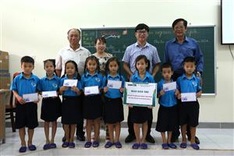 Quang Tri students receive support for new school year