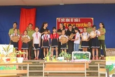 Winners of children’s contest on bear protection honoured