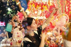 Employees receive gifts for Mid-Autumn Festival