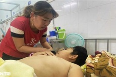 Poor woman seeking help to save severely-injured daughter