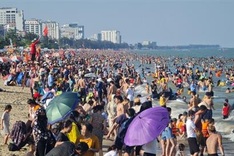 Large crowds at tourist destinations despite Covid-19 threat