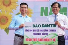 Dantri/Dtinews supports health insurance for Can Tho students