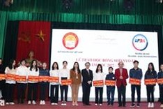 Japanese Foundation presents 83 scholarships to Vietnamese students