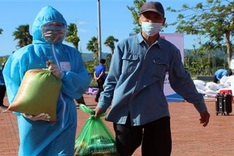 Low-income people in Phu Yen provided free rice during pandemic