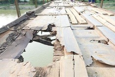 Deteriorated bridge poses deadly risks for poor locals