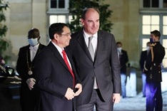 Vietnamese, French PMs hold talks, discussing measures to elevate bilateral ties
