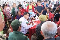 Vietnamese doctors provide free health checks to Lao patients
