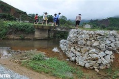 Deteriorated bridge poses danger for poor people in Yen Bai village