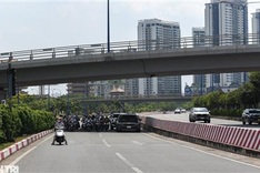 HCM City people struggling scorching heat early summer