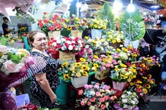 HCM City's flower market blossoms before International Women's Day