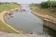 Hanoi declares emergency over erosion in Chương Mỹ