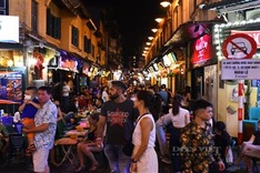 Foreigners flock to Hanoi street to cheer on World Cup