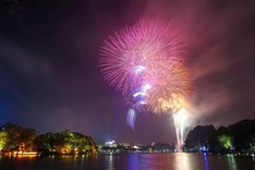 Sparkling fireworks light up Hanoi sky as lunar New Year 2019 turns