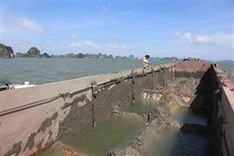 Boat crew fined for dumping waste into Ha Long Bay