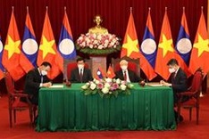 Top Vietnamese, Lao leaders witness signing of bilateral cooperation pacts