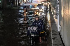 Hanoi streets seriously flooded following heavy rains